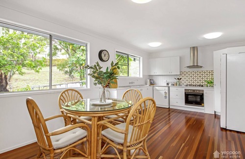 Taranganba House | RELAX @ 48 - CLOSE TO BEACH (sleeps 7)