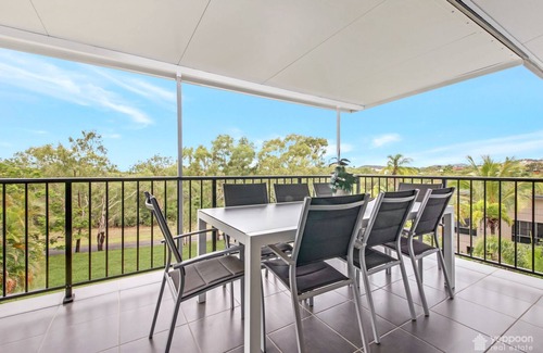 Taranganba House | RELAX @ 48 - CLOSE TO BEACH (sleeps 7)
