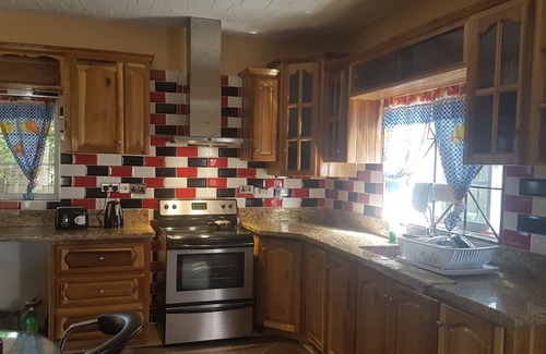 May Pen House | Relax and enjoy in this beautiful home in a quiet neighbourhood.