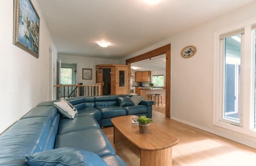 Georgian Bay Cottage | Relax and Enjoy 6 bedrooms cottage on Sandy Beach 1.5 Hours from Toronto