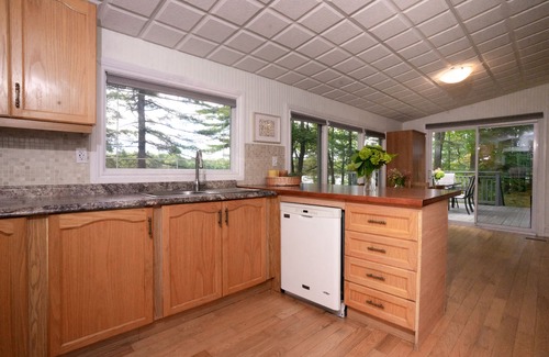Georgian Bay Cottage | Relax and Enjoy 6 bedrooms cottage on Sandy Beach 1.5 Hours from Toronto
