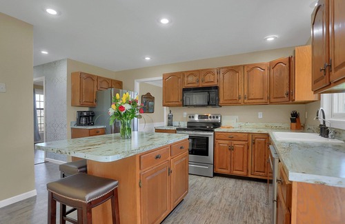 York House | Relax and enjoy the beautiful country sunrise! Spacious and Newly Remodeled!