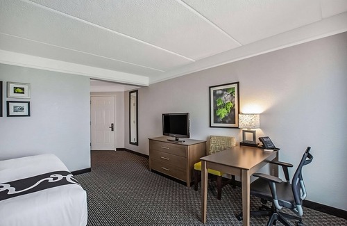 Doral Hotel | Relax and Recharge! Free Parking, Free Breakfast, Pool, Near Coral Castle