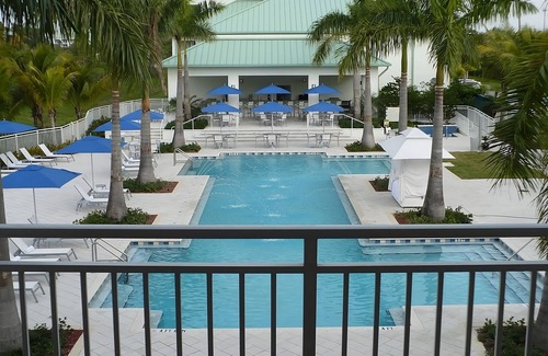 Ludlam House | Relax and Recharge in this Styling Accommodation | Outdoor Pool
