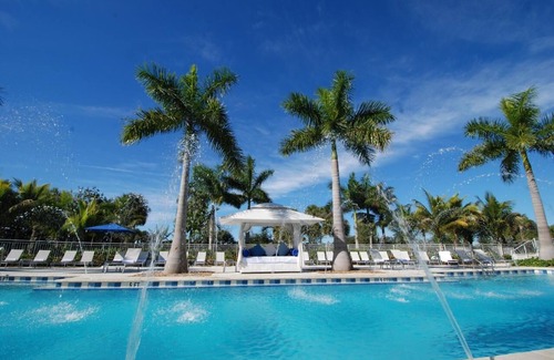 Ludlam House | Relax and Recharge in this Styling Accommodation | Outdoor Pool