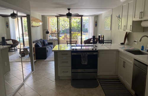 Historic Kailua Village Condo | Relax and Rejuvenate in the Heart of Kona. Minutes walk to town!
