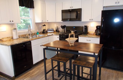 Jones Mills House | Relax and Rejuvenate at Middle Mountain Cottage! Minutes to Resorts and Parks!