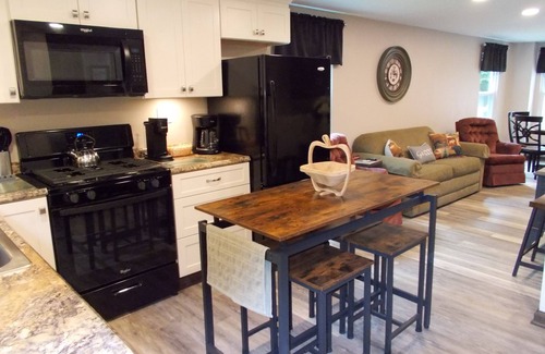 Jones Mills House | Relax and Rejuvenate at Middle Mountain Cottage! Minutes to Resorts and Parks!