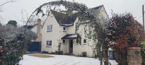 Lydiard Millicent House | Relax and unwind at Windrush Lodge