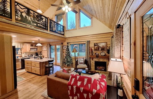 Mount Vernon Cabin | Relax and Unwind at Peaceful Pines Log Cabin and Outdoor Sauna