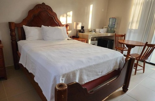Caye Caulker Apartment | Relax and Unwind in Our Serene Poolside Studio Retreat!"