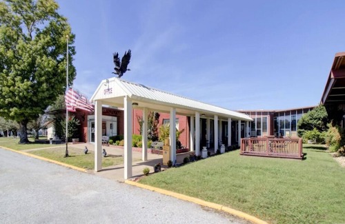 Drumright House | Relax and Unwind! Pets Allowed, Free Parking, Near Western Heritage Museum