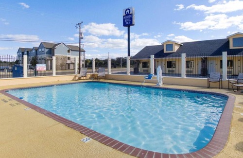 Ingleside House | Relax and Unwind! Swimming Pool, Free Parking, Free Breakfast!