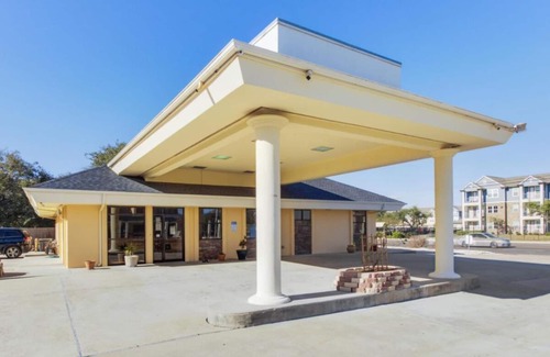 Ingleside House | Relax and Unwind! Swimming Pool, Free Parking, Free Breakfast!