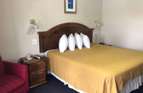 Harrisonville Resort | Relax and Unwind in Knights Inn Harrisonville! Pets Allowed, Free Parking