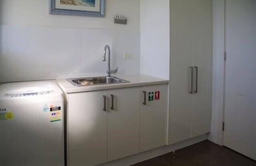 Minlacowie House | Relax at 36 ~ Sea Views, Esplanade Beachfront -Winter Off Peak Special!