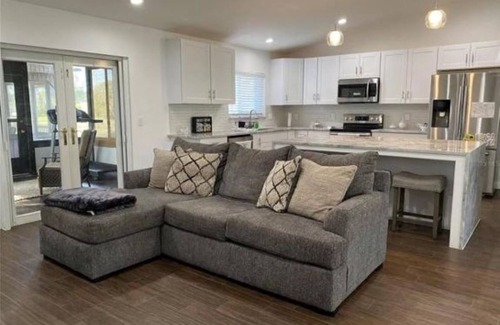 Lockhart House | Relax at home with a beautiful lake view