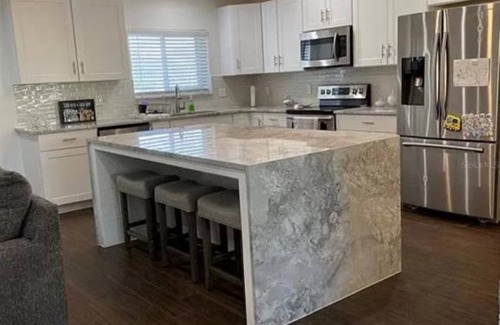 Lockhart House | Relax at home with a beautiful lake view