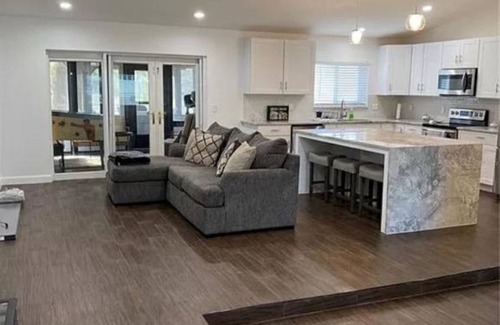 Lockhart House | Relax at home with a beautiful lake view