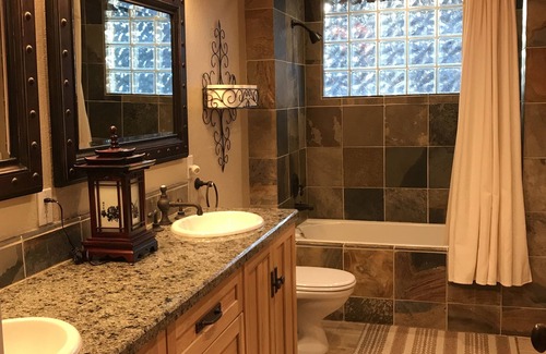 Groveland Cabin | Relax at Lake Front Luxury Lodge-Near Yosemite-Pool Table-Private Dock & Lake -2