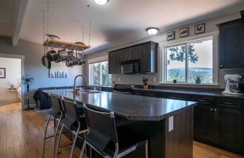 North Cowichan House | Relax at Maple Mountain Hilltop Retreat w/ Hot Tub