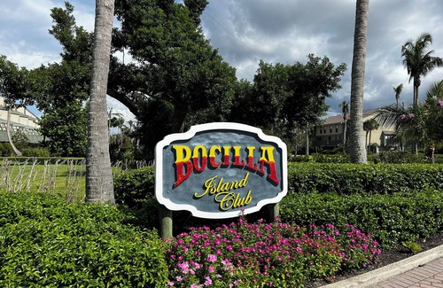 Bokeelia Condo | Relax at Pine Island, 2 bed 2.5 bath. 3 Bikes, 2 Kayaks, 2 heated pools new pier
