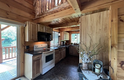 Hannibal Apartment | Relax at The Lincoln Log Cabin perched along the Jump River.