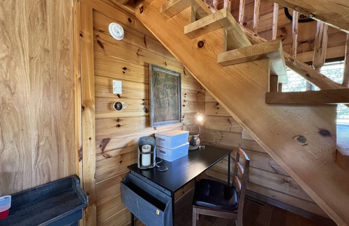 Hannibal Apartment | Relax at The Lincoln Log Cabin perched along the Jump River.