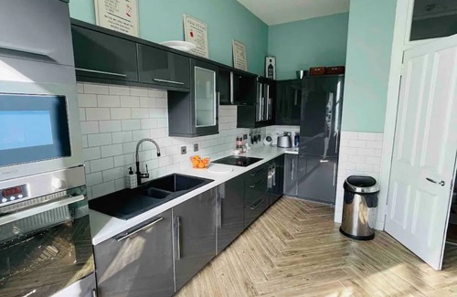 Wolverhampton House | Relax at the modern and spacious nestled in the central part