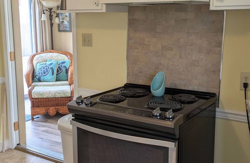 Grimstead Cottage | Relax at the Mystic Seahorse Cottage on Gwynn's Island!
