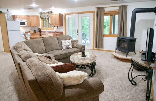 Sidney House | Relax At The Quiet Deer Tracks Lodge Where the Deer Roam & The Birds Sing