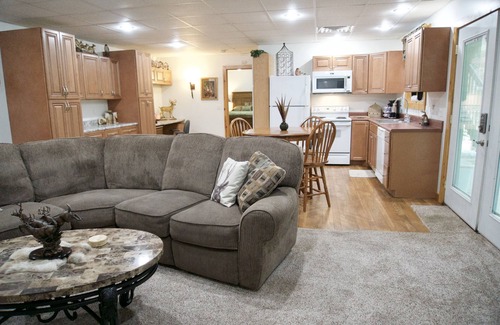 Sidney House | Relax At The Quiet Deer Tracks Lodge Where the Deer Roam & The Birds Sing