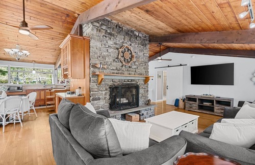 Sandwich House | Relax at This Dog-Friendly Sandwich Retreat