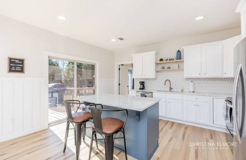 Kathleen Cottage | Relax at this newly updated, quaint LAKE HOME.