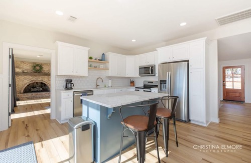 Kathleen Cottage | Relax at this newly updated, quaint LAKE HOME.