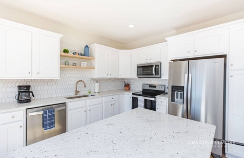 Kathleen Cottage | Relax at this newly updated, quaint LAKE HOME.