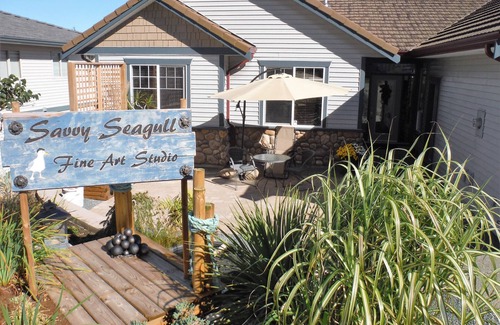 Regional District of Nanaimo House | RELAX, BE INSPIRED HAVE FUN IN THIS SAVVY SEAGULL SUITE, THE ISLAND'S GETAWAY