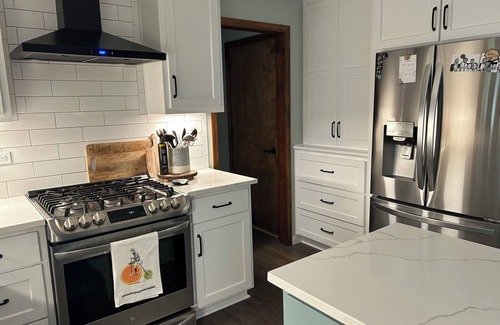 Gladstone House | Relax between WORLD CUP Games in 6,000sf, 5+BDRM house, Kansas City w/AC, WiFi