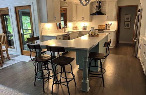 Gladstone House | Relax between WORLD CUP Games in 6,000sf, 5+BDRM house, Kansas City w/AC, WiFi