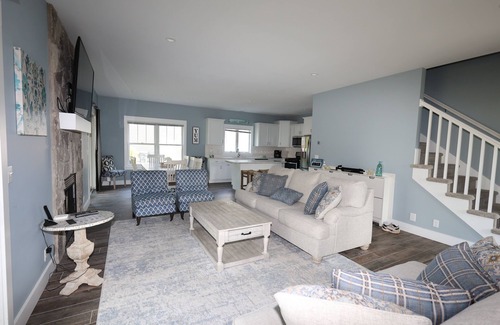 West Wing Estates House | Relax by Lake Michigan within a 5-min stroll
