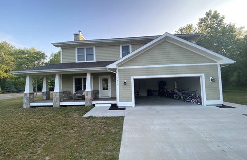 West Wing Estates House | Relax by Lake Michigan within a 5-min stroll