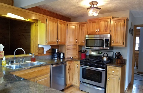 Murphy Cabin | Relax by the River.Perfect for families. Wi-Fi - cell service