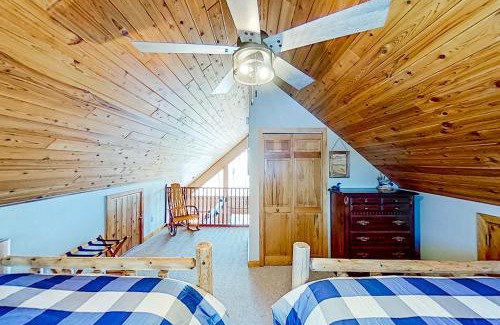 Thompsonville House | Relax by the River