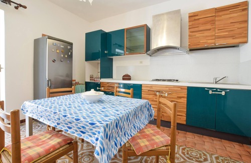 Caronia House | Relax by the sea and enjoy your holiday in an inviting holiday home.
