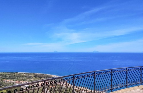 Caronia House | Relax by the sea and enjoy your holiday in an inviting holiday home.