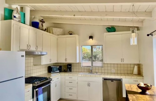 Encinitas House | Relax by the sea! Two bedroom retreat near Moonlight State Beach and Shopping.