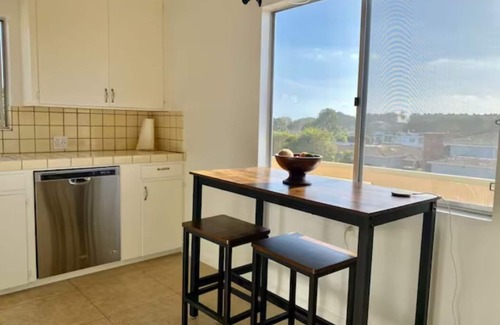 Encinitas House | Relax by the sea! Two bedroom retreat near Moonlight State Beach and Shopping.