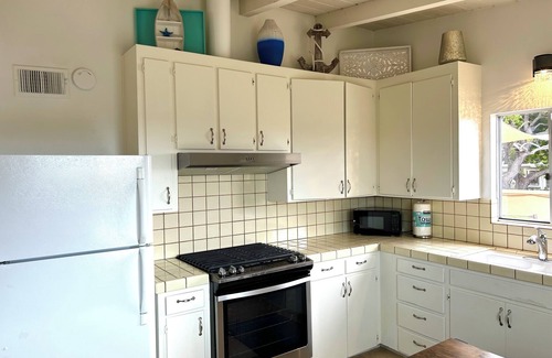 Encinitas House | Relax by the sea! Two bedroom retreat near Moonlight State Beach and Shopping.