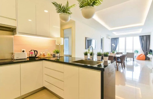 Bunga Paya Pantai Condo | Relax & Chill at our chic breezy new high floor 3-bedrms apt with stunning view