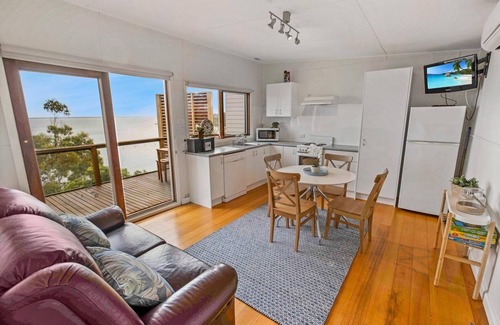 Metung House | Relax & enjoy 180 degrees, uninterrupted water views over Lake King